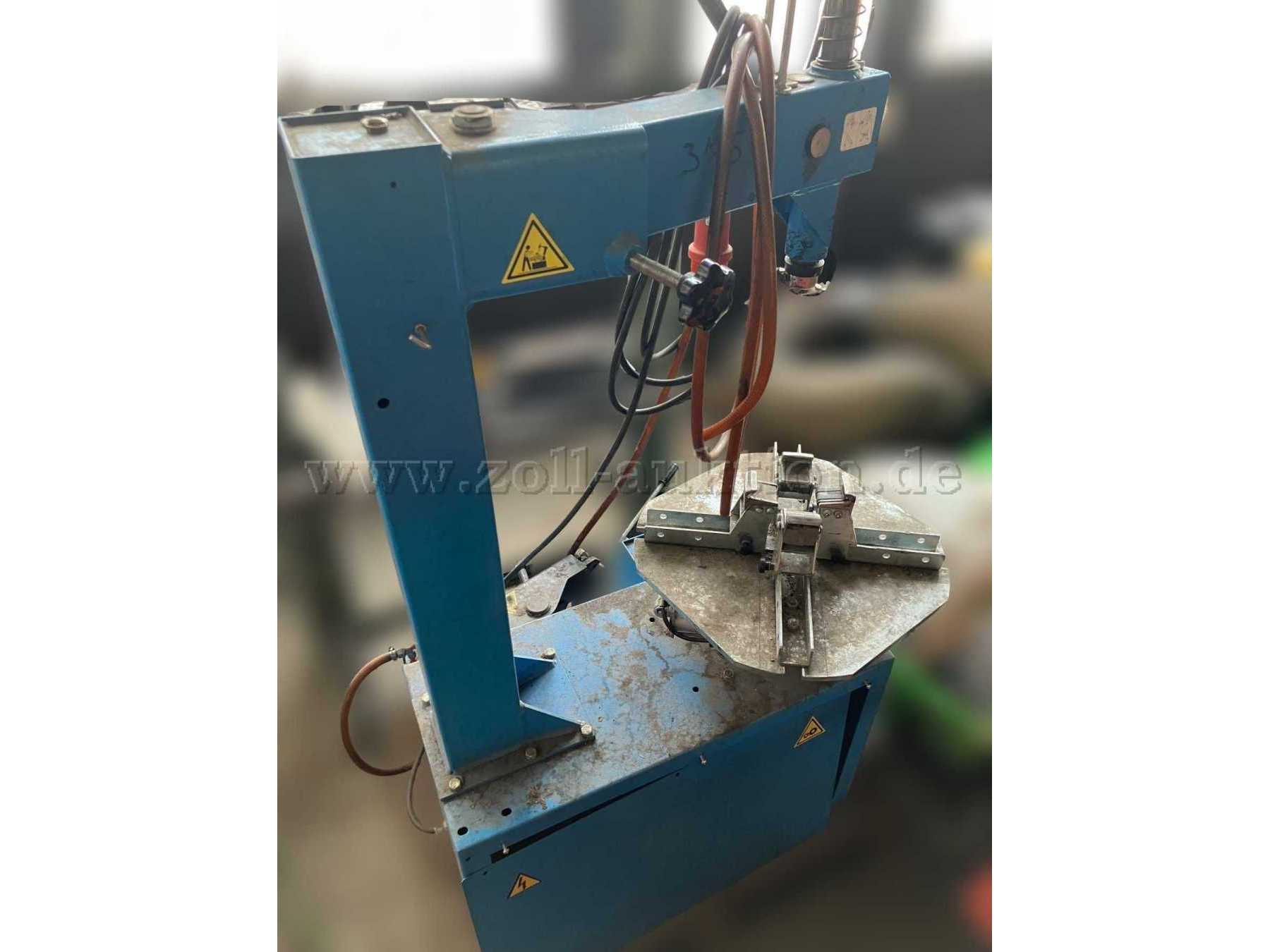 Bild 1 Reifenmontiermaschine