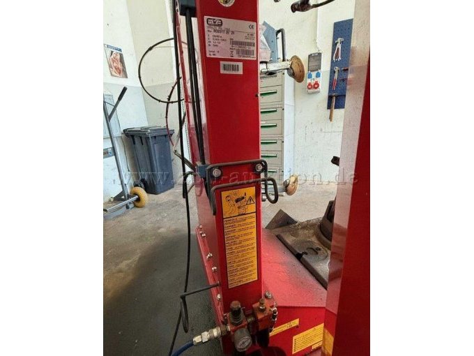 Typenschild an Träger