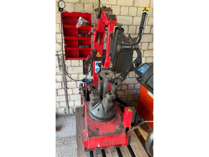 Reifenmontiermaschine