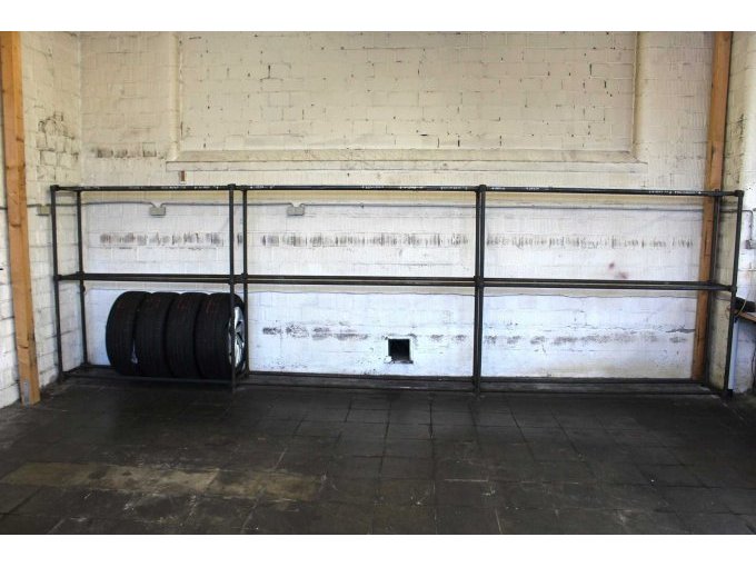 Symbolbild aufgebautes, freistendes Reifenregal (nicht Teil der Auktion)