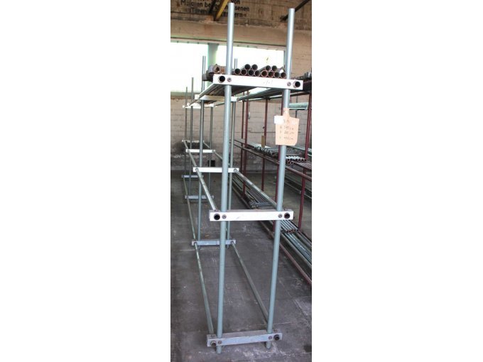 Reifenregal aufgebaut