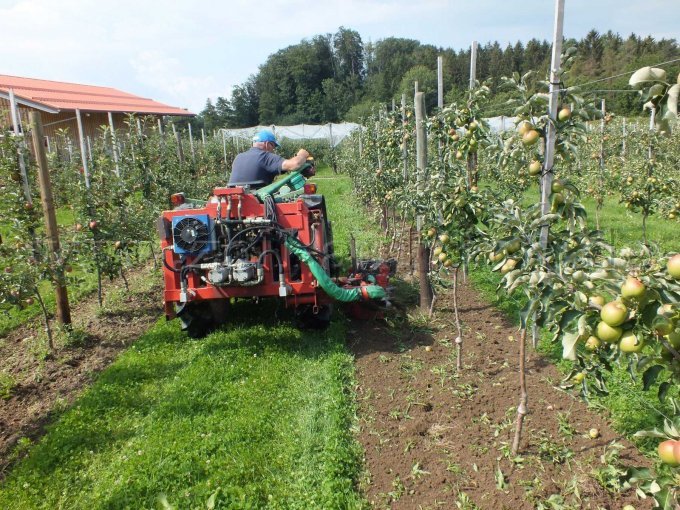 Reihenhackgerät Ansicht von hinten in Benutzung