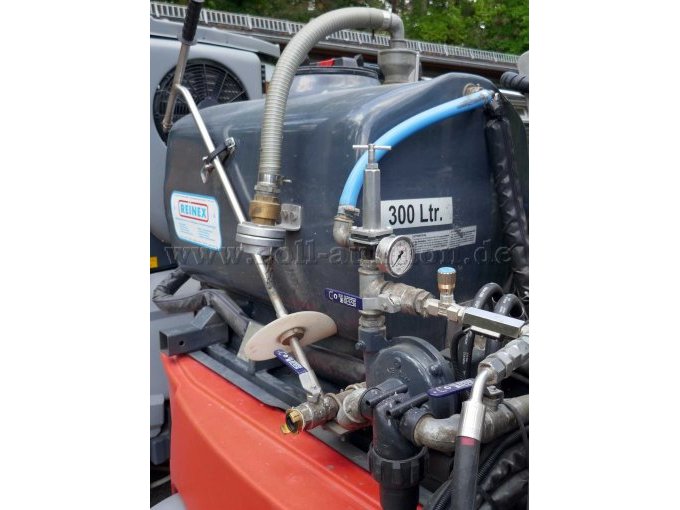 Seitenansicht des Heckaufbaus. Tankinhalt 300 Liter.