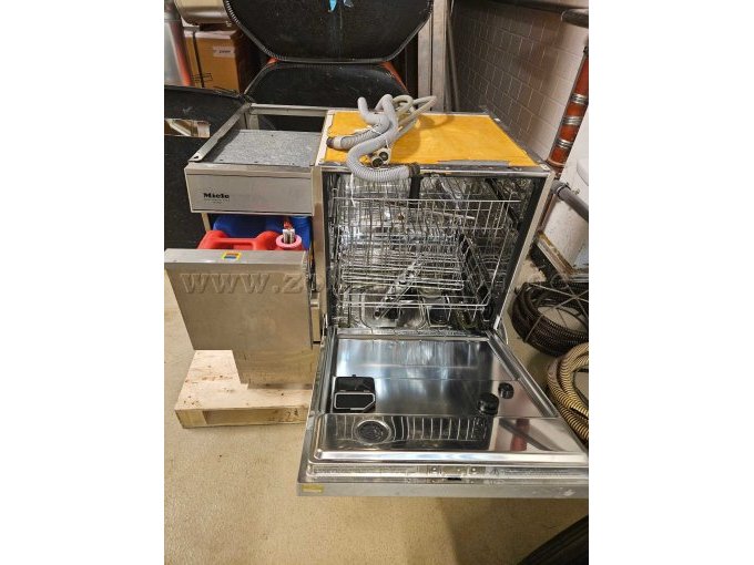 1 reinigings- en desinfectieautomaat Miele G 7783 CD (bouwjaar 2001) – foto 2 – kavel bij Zoll-Auktion, Dessau-Roßlau