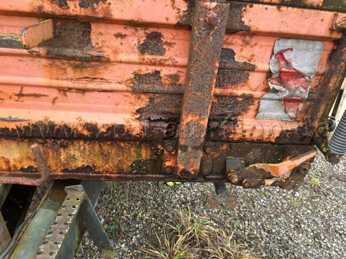 Stirnwand ist vorne außen durchgerostet