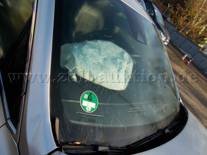 Airbag ausgelöst, Frontscheibenschaden