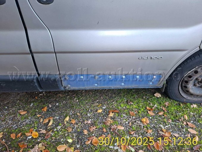 Renault FL Traffic linke Seite, fehlende Verkleidung