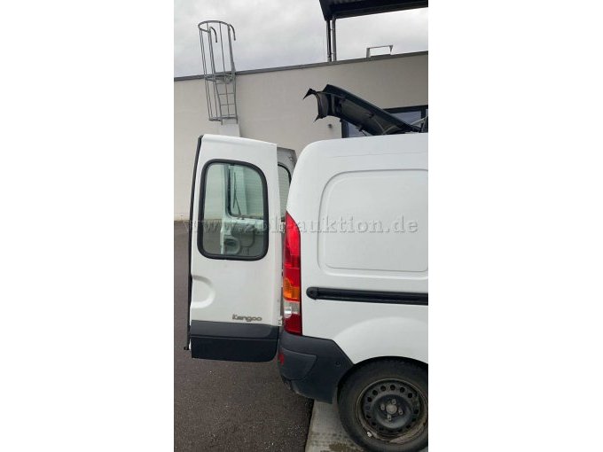 Seitenansicht mit geöffneter Kofferraumtür