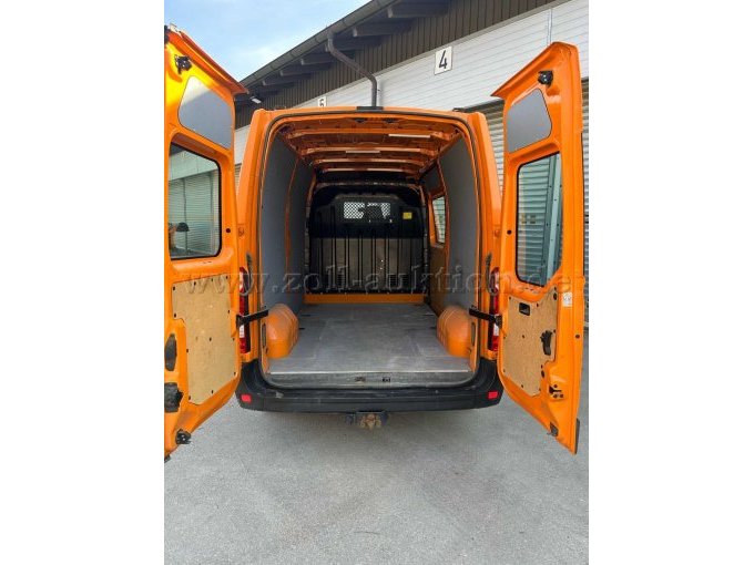 geöffneter Kofferraum und Ladefläche