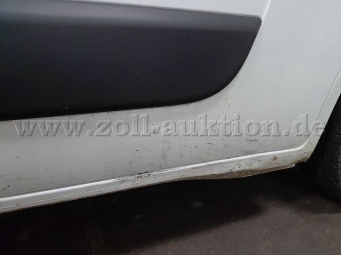 Bild 10:
verbogener Schweller vorne rechts