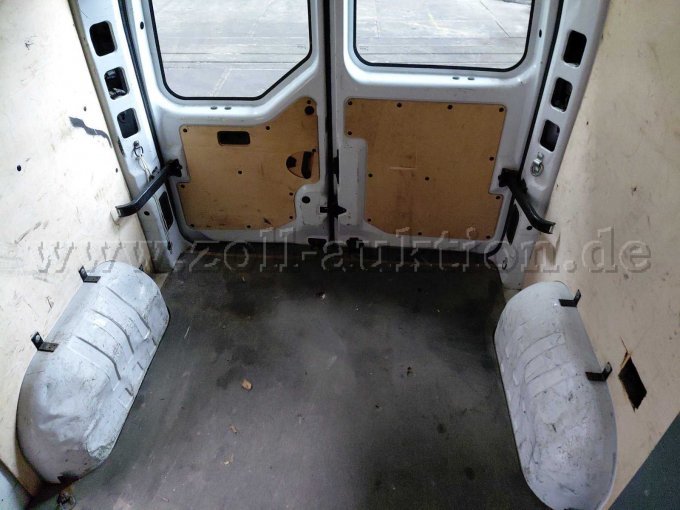 Bild 17:
Ladefläche, Radabdeckungen mit  Dellen und Holzverkleidung des Laderaums