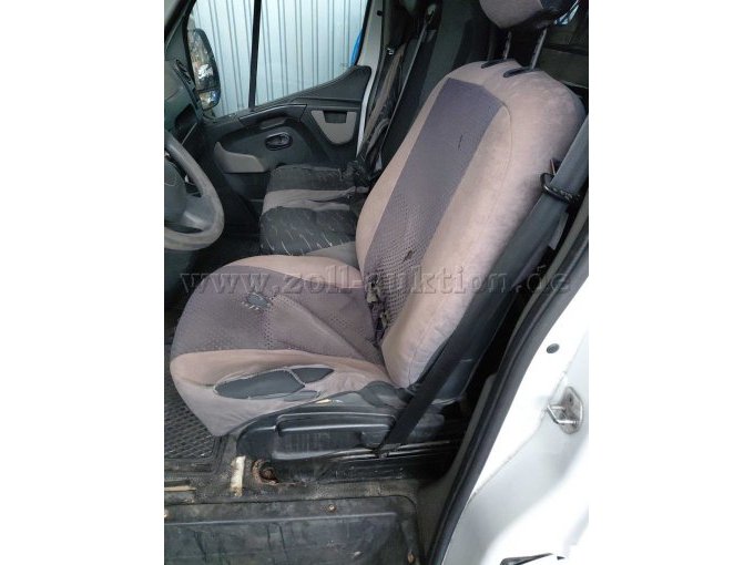 Bild 11:
Fahrersitz mit Beschädigung und Anrostung der Halterung