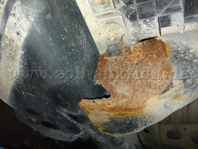 Bild 7:
Abschirmblech des Tankes durchgerostet