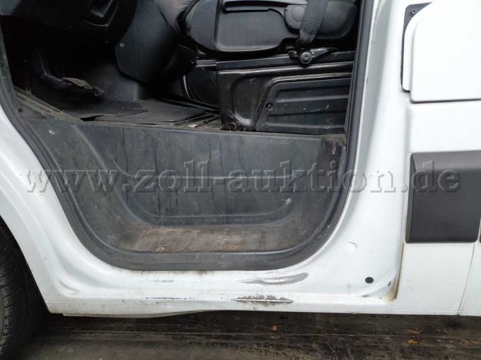 Bild 13:
Einstieg Fahrerseite mit Lackschäden und Kratzern