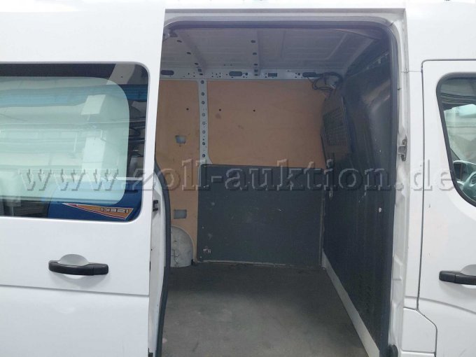 Bild 16:
Blick in die Ladefläche durch die seitliche Schiebetür mit Fenster