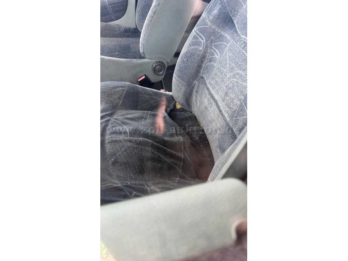 Fahrersitz Stoff beschädigt