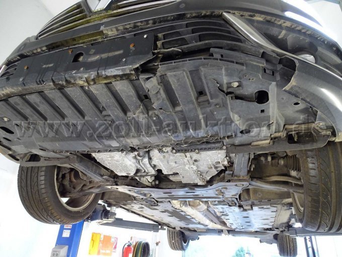 Das Fahrzeug Vorderansicht von unten mit der Beschädigung