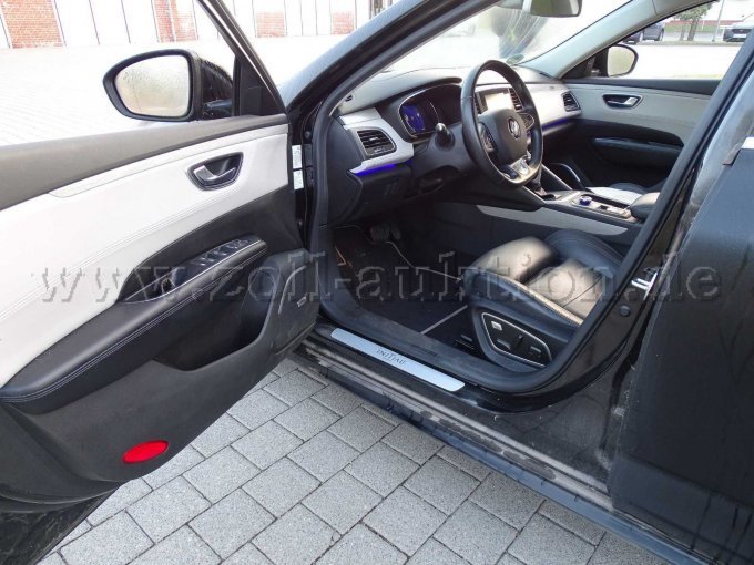 Blick in den Fahrerbereich