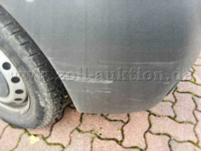 Stoßfänger vorne eingekerbt