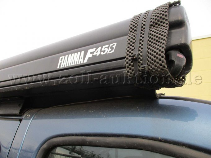 Detailansicht der am Fahrzeug montierten Markise