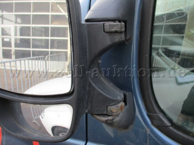 Detailansicht Zustand Fahrzeugspiegel mit Roststellen