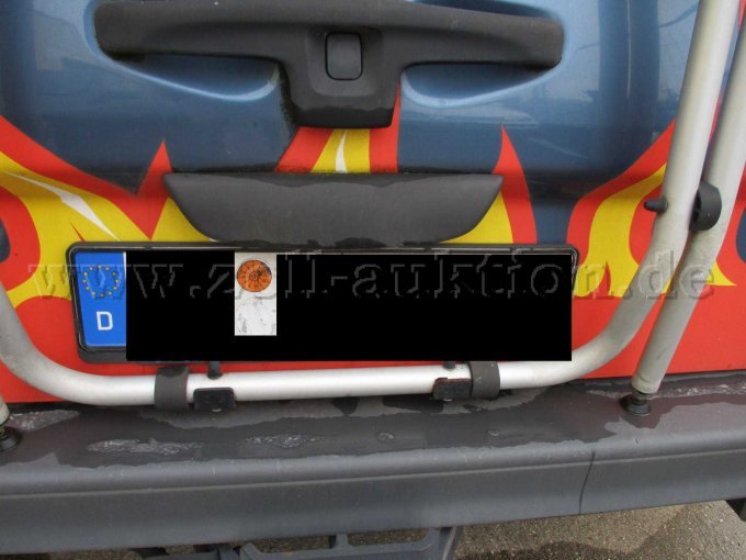 weitere Detailansicht zur Fahrzeugrückseite mit HU-Plakette