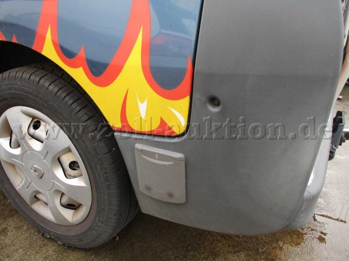 Detailansicht Fahrzeugreifen und Verkleidung