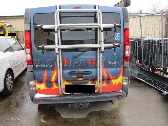 Ansicht zur Fahrzeugrückseite mit Anbauten