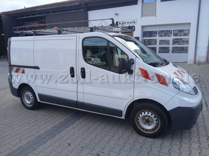 Gesamtansicht Beifahrerseite - Renault Trafic II dCi 90