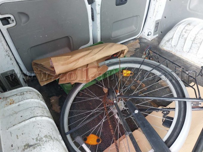 Ladefläche , Müll wird entsorgt (nicht Teil der Versteigerung)