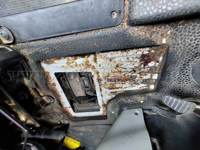 Fussraum, verdreckt, verrostet