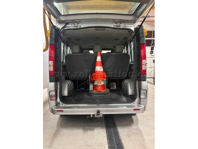 1 Renault Trafic L1H1 – brandweerwagen – 8 zitplaatsen – 107 kW – 57.842 km – foto 3 – kavel bij Zoll-Auktion, Bad Lauchstädt, Goethestadt