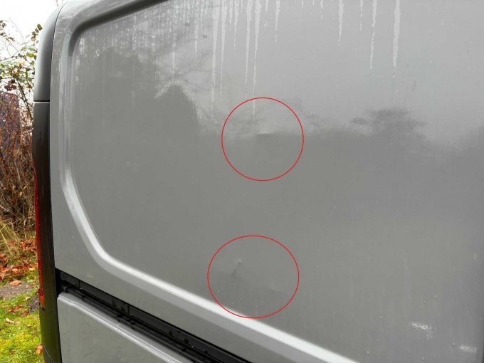 In rot markierte Ausbeulungen Beifahrerseite hinten