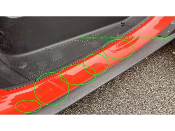 Lackierung an der Türschwelle rechts angegriffen