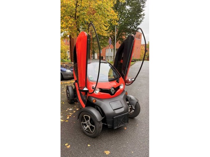 Frontansicht mit geöffneten Türen