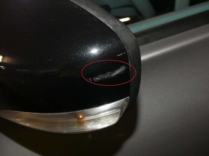 Kratzer Außenspiegel links