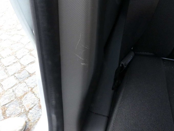 B-Säuleninnenverkleidung rechts Kratzer