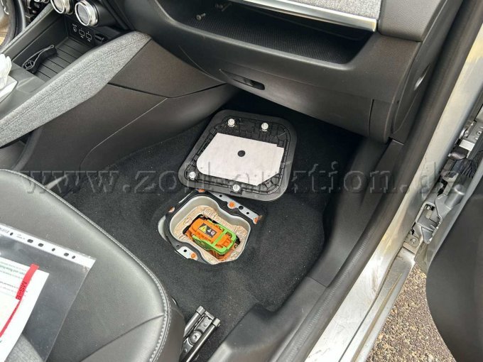 Fußraum Beifahrerseite- Offene Klappe