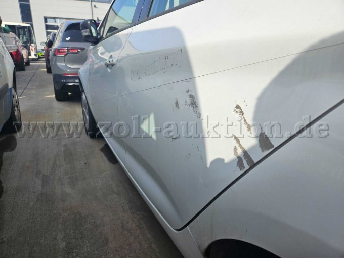 Klebereste an der Tür hinten links