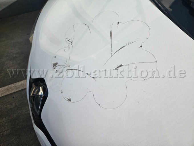 Motorhaube mit Kleberesten