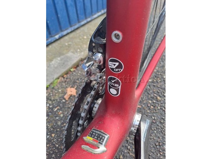 Detailansicht Rahmenaufschrift mit Größe 57