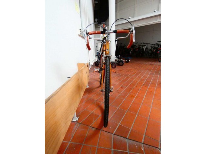 Rennrad Hercules Toledo_ Ansicht von vorn auf Vorderreifen und Lenker