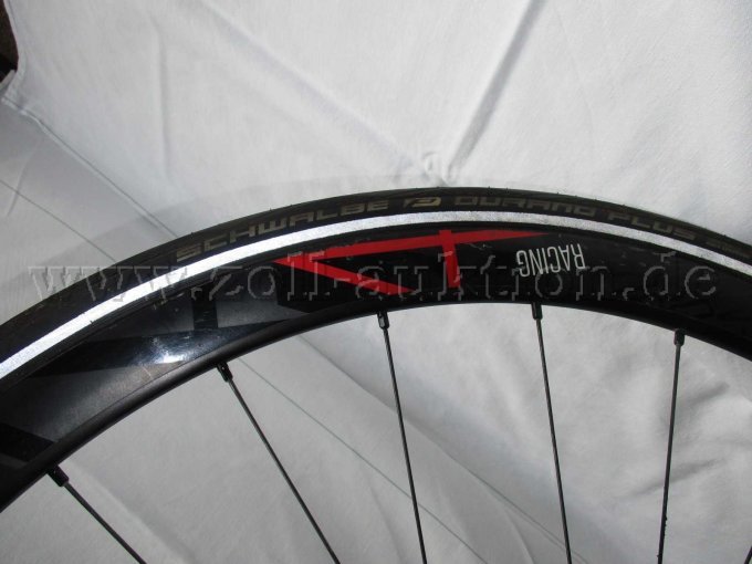 Teilansicht Vorderrad mit Felgen- und Reifenbezeichnung