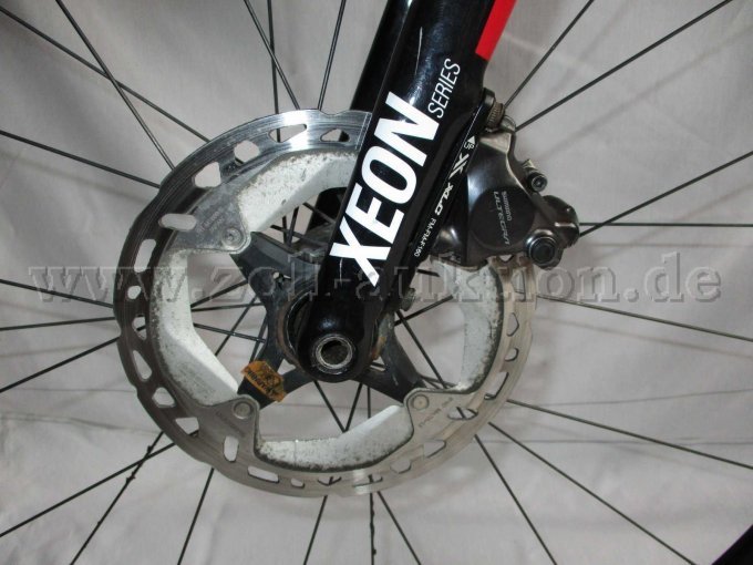 Teilansicht Vorderad mit Scheibenbremse und Shimano Ultegra Bremssattel