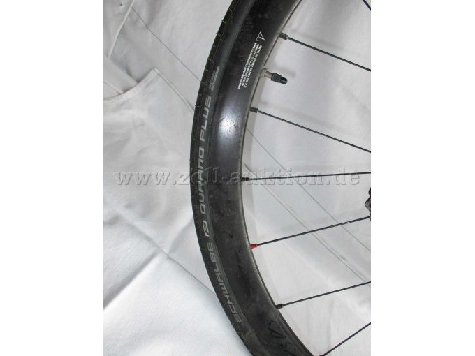 Teilansicht Hinterrad mit Reifenbezeichnung