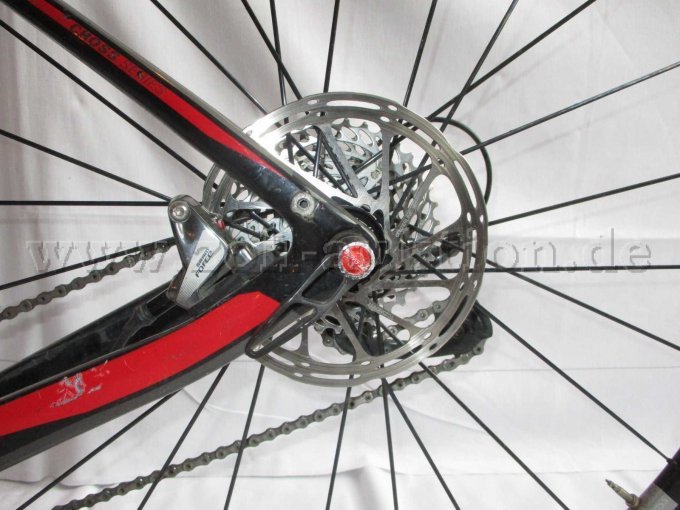 Teilansicht Hinterrad mit Scheibenbremse und Sram Force Bremssattel