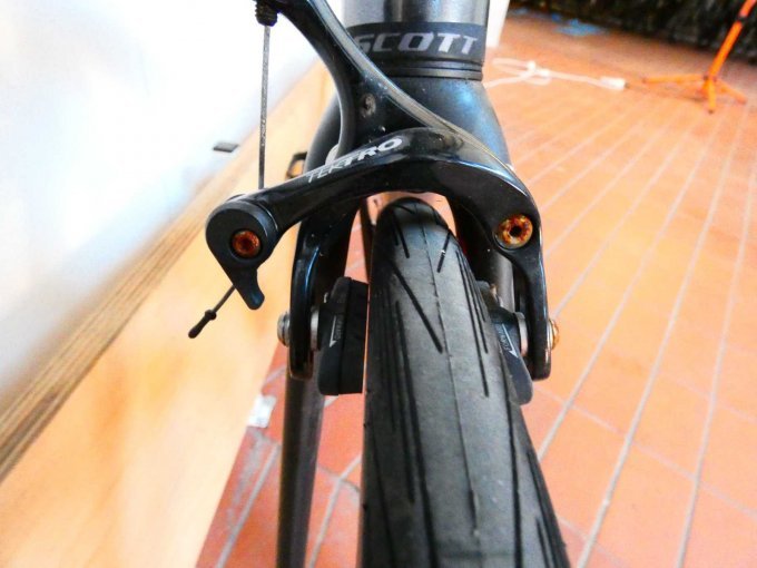 Rennrad Scott_ Verrostete Schrauben an Handbremse