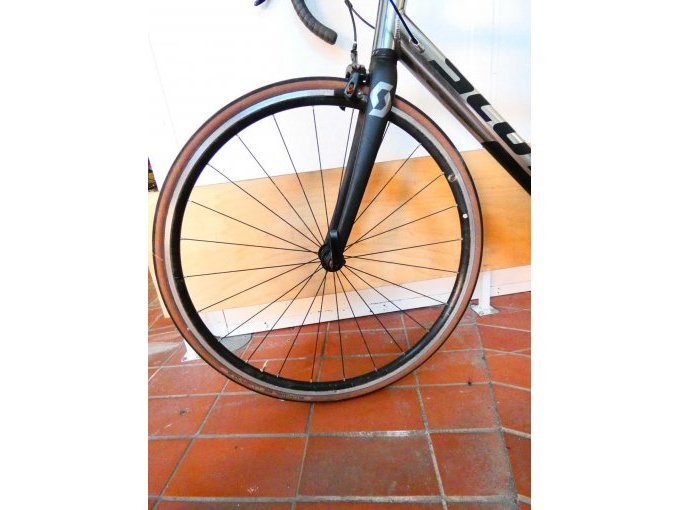 Rennrad Scott_ Ansicht auf Vorderrad von rechts