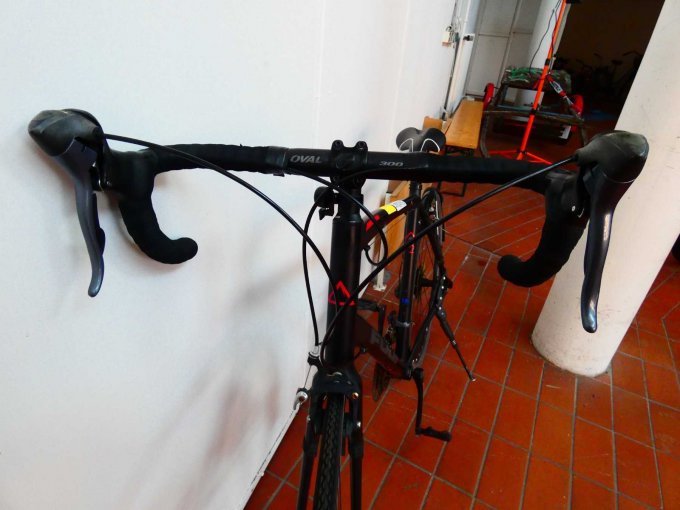 Rennrad Fuji two.3_ Ansicht auf Lenker vorn