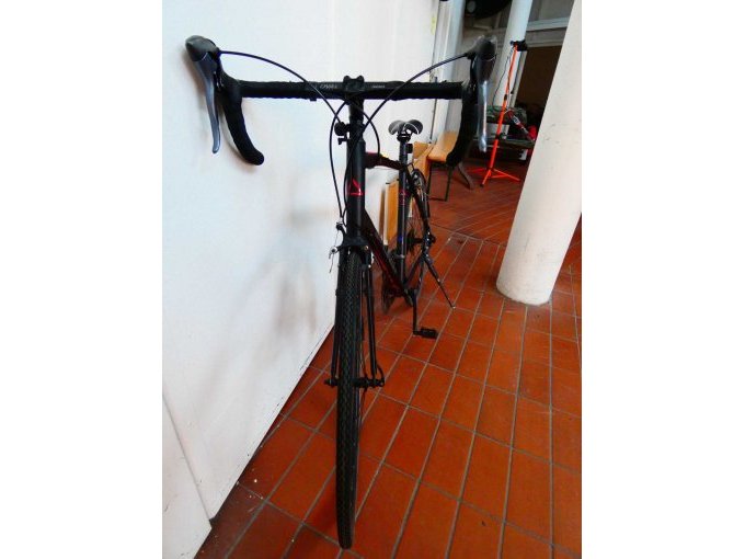Rennrad Fuji two.3_ Vorderansicht auf Lenker